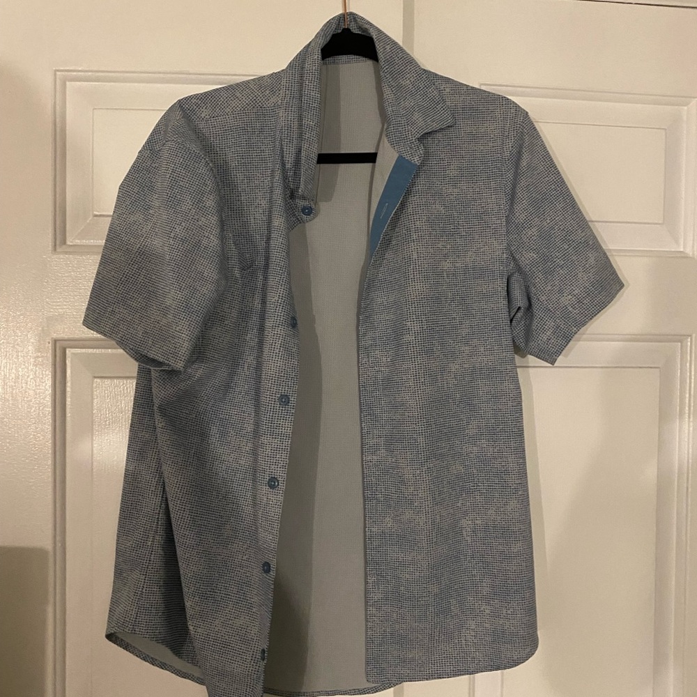Mens lululemon short sleeve button down shirt in teal pattern